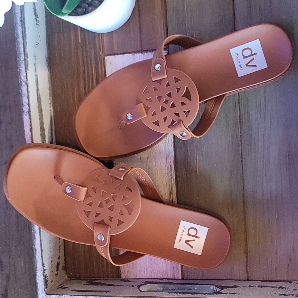 Dolce Vita Flip Flops size 7 in a caramel brown color.